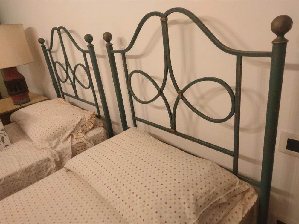 Due letti singoli in ferro battuto, color verde, in ottime condizioni