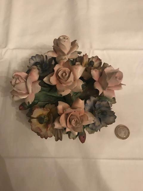 Centro tavola vaso di fiori più altri oggetti Capodimonte